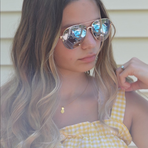 Gold pineapple necklace - Picture 4 of 5